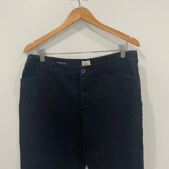 St. John’s Bay Black Crop Capri - Picture 4 of 7